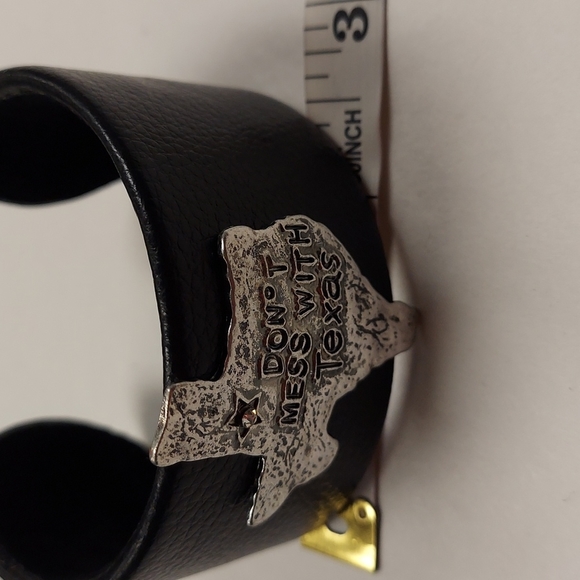 NWT Faux Leather Hammered Don't Mess with Texas Cuff - Picture 6 of 8